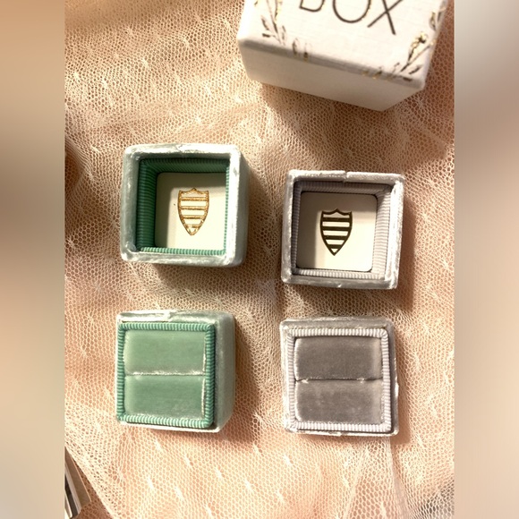 The MRS Box Classic Petite Velvet Ring Boxes‎ - Picture 1 of 4